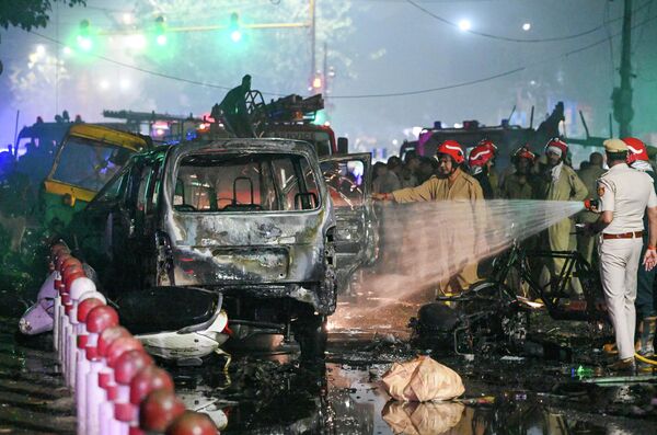 Bomberos tratan de extinguir el incendio tras la explosión cerca de la estación de metro Red Fort en la capital india, Nueva Deli. - Sputnik Mundo