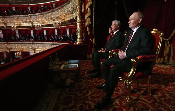El presidente ruso, Vladímir Putin, y su homólogo kazajo, Kasim-Yomart Tokáyev, asisten a una representación en el Teatro Bolshói de Moscú. - Sputnik Mundo
