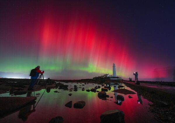 Aurora boreal observada sobre el faro de Santa María, en la costa oriental del Reino Unido. - Sputnik Mundo