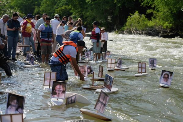 Las familias de los niños desaparecidos tras la erupción del volcán Nevado del Ruiz en 1985 (conocida como la Tragedia de Armero) lanzan botes con sus fotos al río Guali, en la ciudad de Honda. - Sputnik Mundo