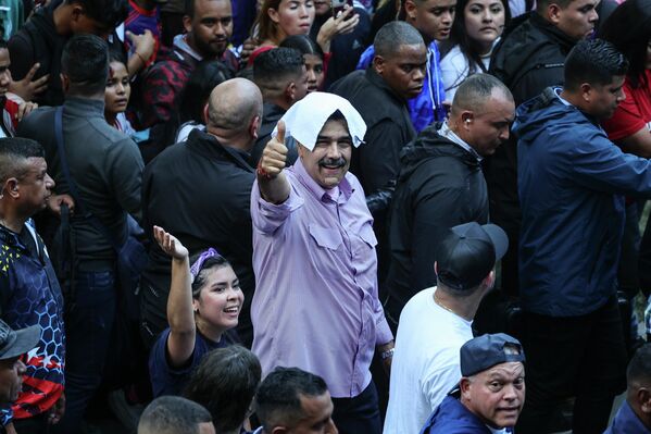 El presidente de Venezuela, Nicolás Maduro, saluda a sus partidarios en un mítin. - Sputnik Mundo