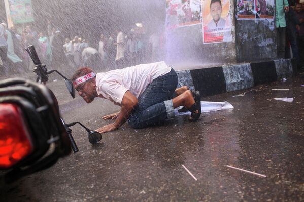 Dispersión de una manifestación en la capital de Bangladés, Daca, con el uso de granadas aturdidoras y cañones de agua por parte de la Policía. - Sputnik Mundo