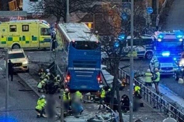 Autobús se estrella y deja al menos tres muertos y tres heridos en Estocolmo Autobús se estrella y deja al menos tres muertos y tres heridos en Estocolmo - Sputnik Mundo