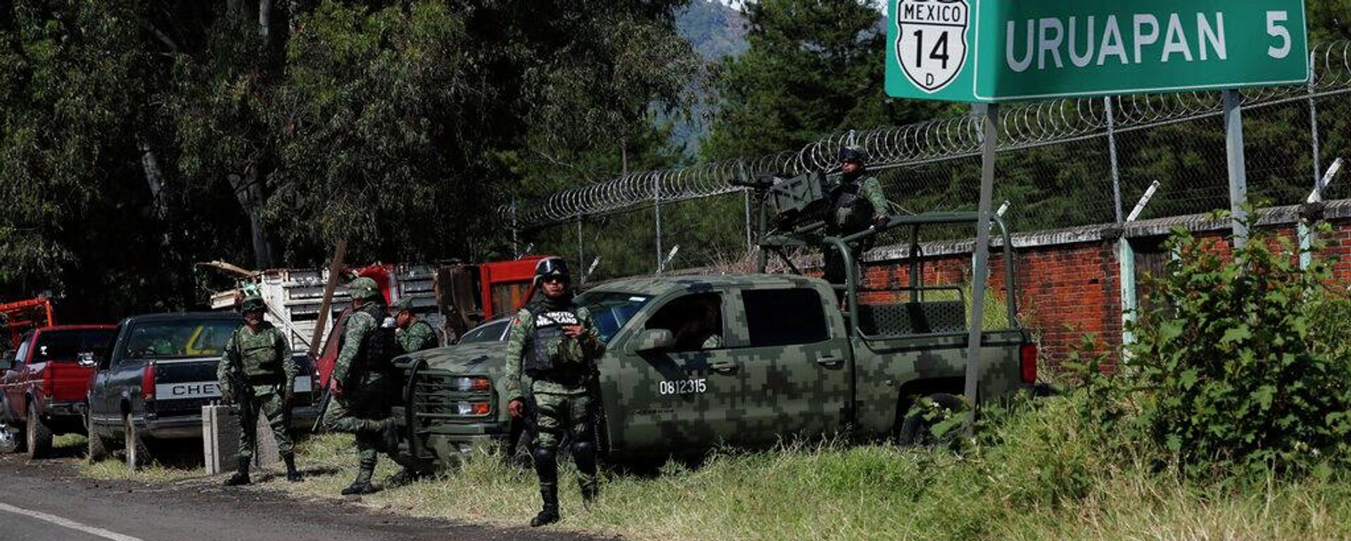 La Guardia Nacional de México patrulla la carretera que conduce a Uruapan, estado de Michoacán, México, ciudad donde la violencia ha alcanzado proporciones alarmantes (archivo) La Guardia Nacional de México patrulla la carretera que conduce a Uruapan, estado de Michoacán, México, ciudad donde la violencia ha alcanzado proporciones alarmantes (archivo) - Sputnik Mundo, 1920, 16.11.2025