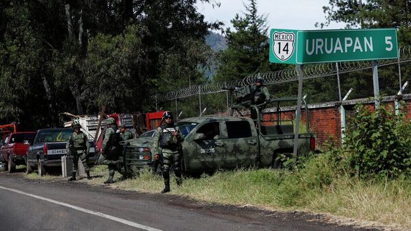 La Guardia Nacional de México patrulla la carretera que conduce a Uruapan, estado de Michoacán, México, ciudad donde la violencia ha alcanzado proporciones alarmantes (archivo) La Guardia Nacional de México patrulla la carretera que conduce a Uruapan, estado de Michoacán, México, ciudad donde la violencia ha alcanzado proporciones alarmantes (archivo) - Sputnik Mundo