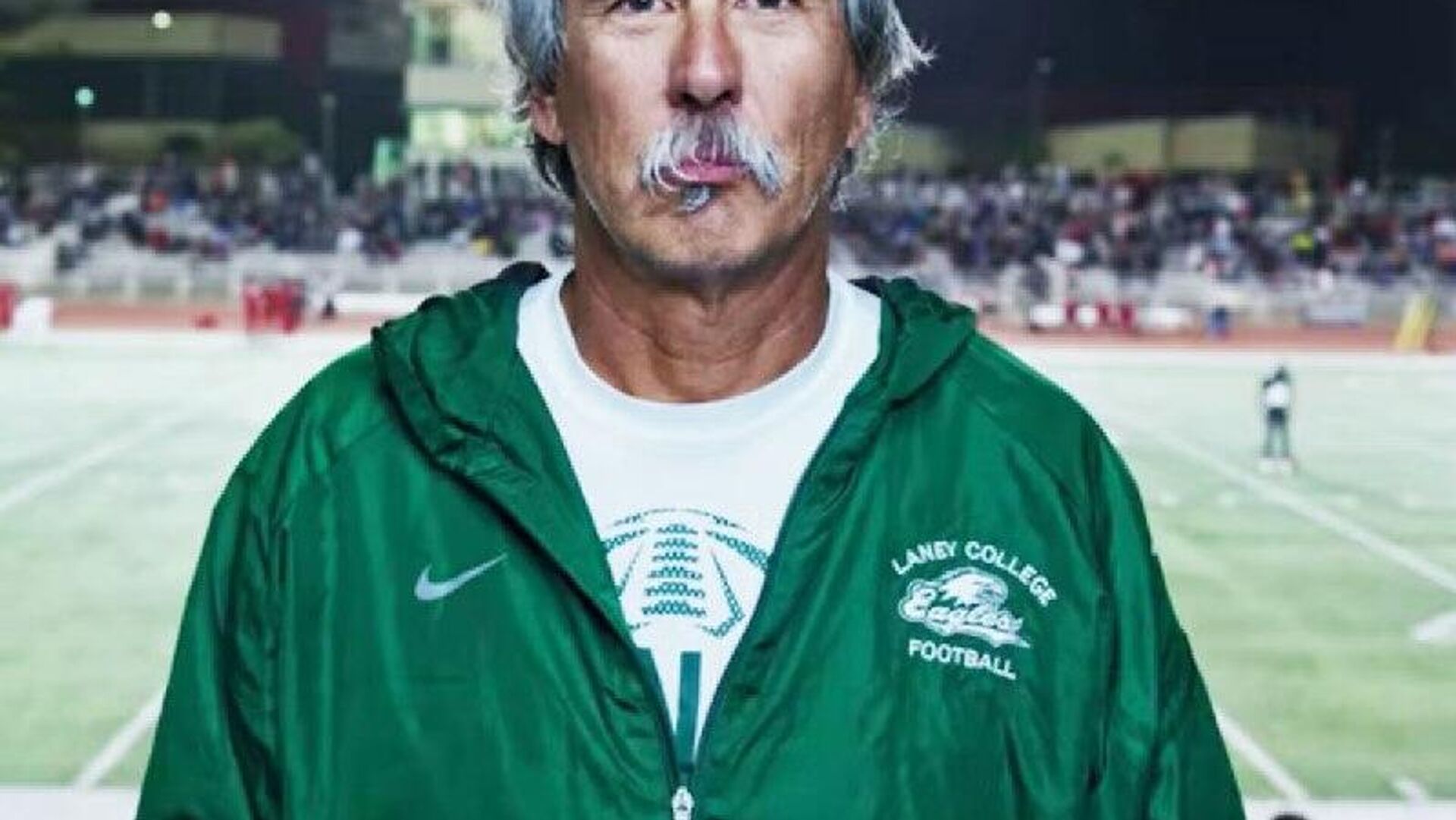 Muere el reconocido entrenador deportivo John Beam tras tiroteo en campus al occidente de EEUU Muere el reconocido entrenador deportivo John Beam tras tiroteo en campus al occidente de EEUU - Sputnik Mundo, 1920, 15.11.2025