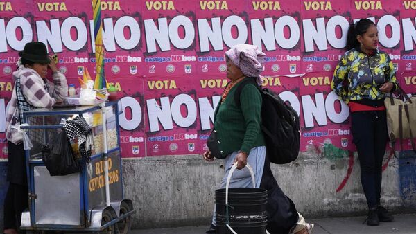 Carteles que promueven el voto por el no en el referendo en Ecuador - Sputnik Mundo