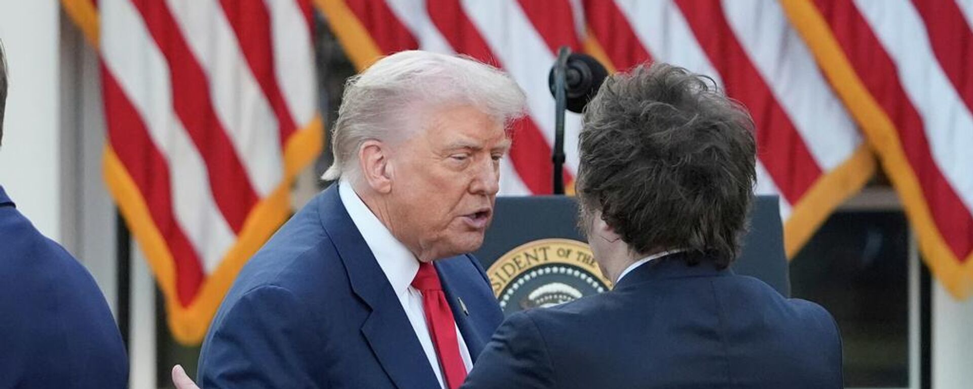 Donald Trump y Javier Milei, presidentes de EEUU y Argentina, respectivamente - Sputnik Mundo, 1920, 15.11.2025