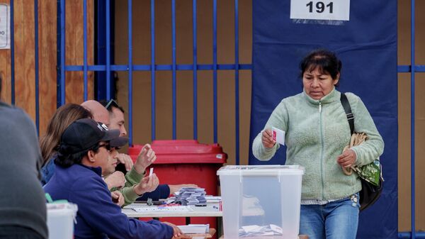 Una mujer se prepara para votar en las elecciones constitucionales de 2023, celebradas el 17 de diciembre de 2023 en Santiago de Chile  - Sputnik Mundo