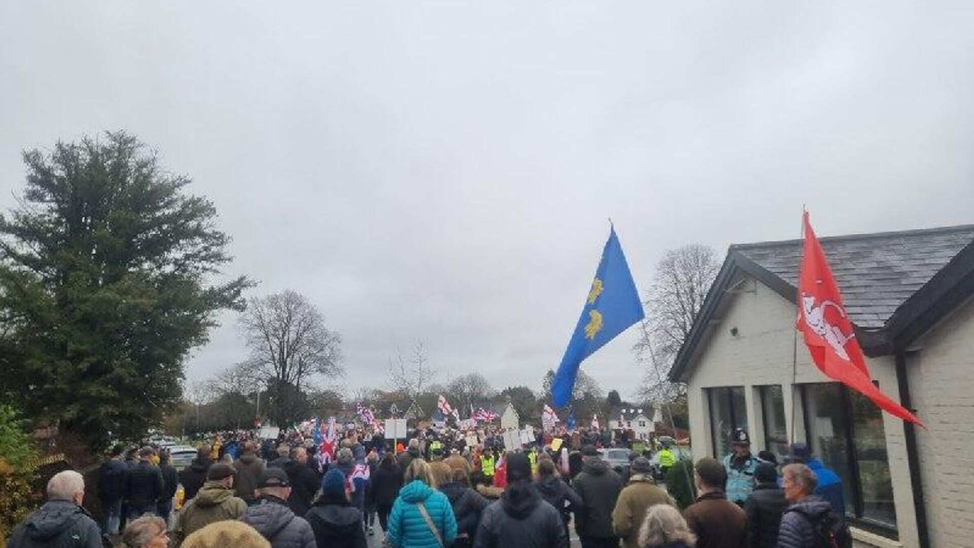 🪧 ¡Starmer, fuera!: Miles de británicos protestan contra el plan de instalar un campamento para solicitantes de asilo 🪧 ¡Starmer, fuera!: Miles de británicos protestan contra el plan de instalar un campamento para solicitantes de asilo - Sputnik Mundo, 1920, 16.11.2025