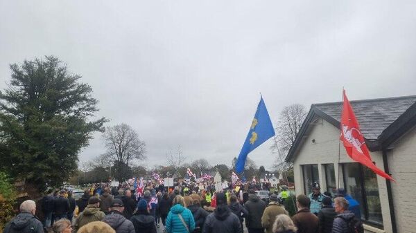 🪧 ¡Starmer, fuera!: Miles de británicos protestan contra el plan de instalar un campamento para solicitantes de asilo - Sputnik Mundo