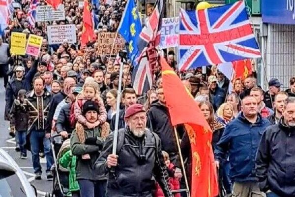 🪧 ¡Starmer, fuera!: Miles de británicos protestan contra el plan de instalar un campamento para solicitantes de asilo 🪧 ¡Starmer, fuera!: Miles de británicos protestan contra el plan de instalar un campamento para solicitantes de asilo - Sputnik Mundo