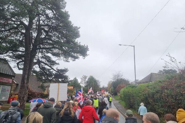 🪧 ¡Starmer, fuera!: Miles de británicos protestan contra el plan de instalar un campamento para solicitantes de asilo 🪧 ¡Starmer, fuera!: Miles de británicos protestan contra el plan de instalar un campamento para solicitantes de asilo - Sputnik Mundo