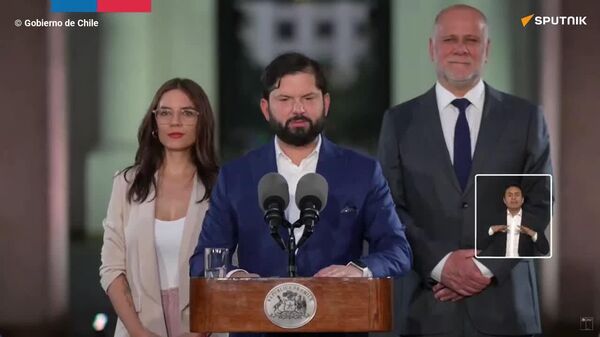 El presidente de Chile, Gabriel Boric, reconoció los resultados preliminares de la votación, que posicionan a Jeannette Jara y a José Antonio Kast para disputar el balotaje - Sputnik Mundo