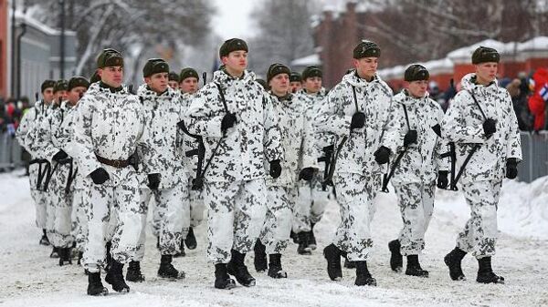 Soldados de las Fuerzas Armadas finlandesas marchan durante el desfile del Día de la Independencia en la ciudad de Hamina. - Sputnik Mundo