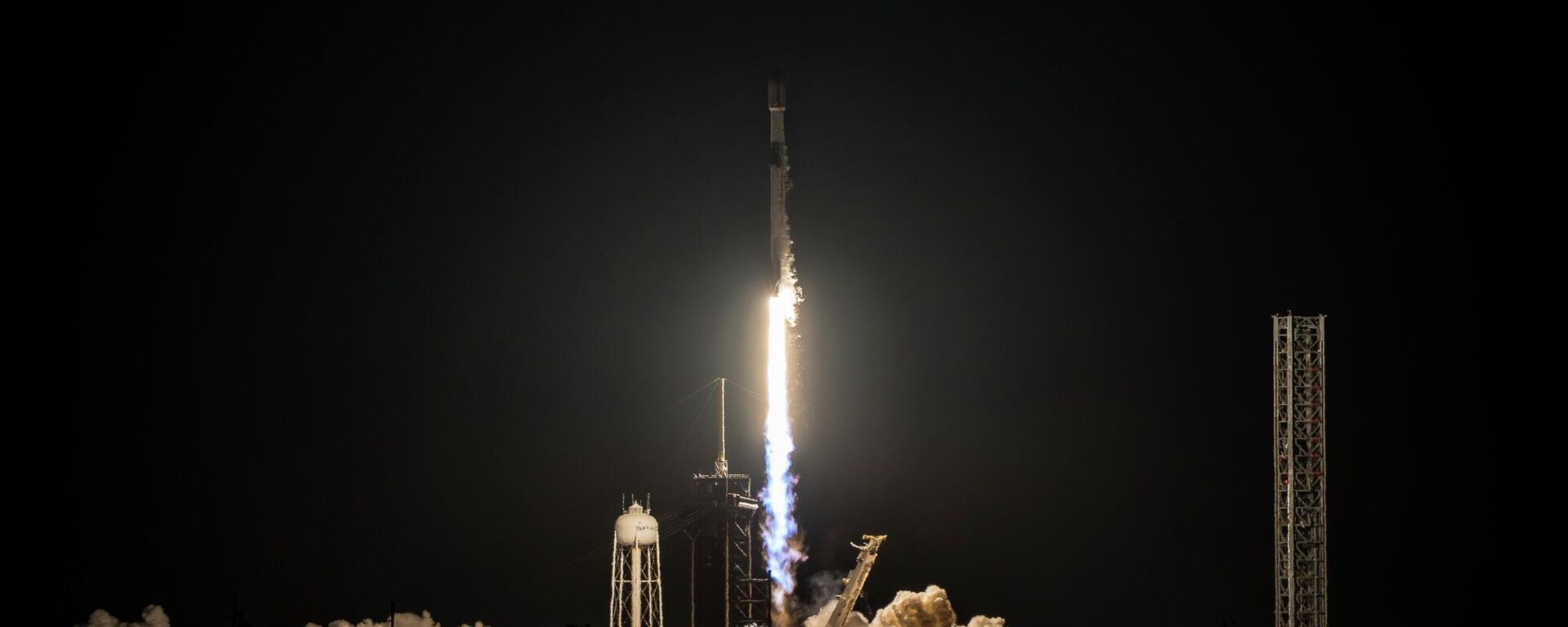 Falcon 9 lanza misiones consecutivas desde Florida, poniendo en órbita 58 satélites Starlink - Sputnik Mundo, 1920, 17.11.2025