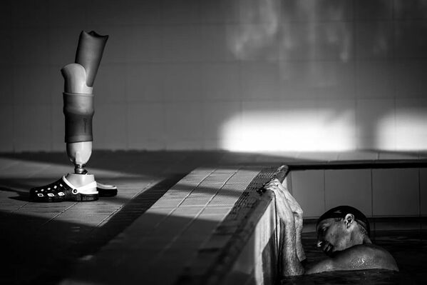 La obra Entrenamiento en la piscina realizada por la fotógrafa Ekaterina Yakel de Rusia.Categoría: ganador general. - Sputnik Mundo