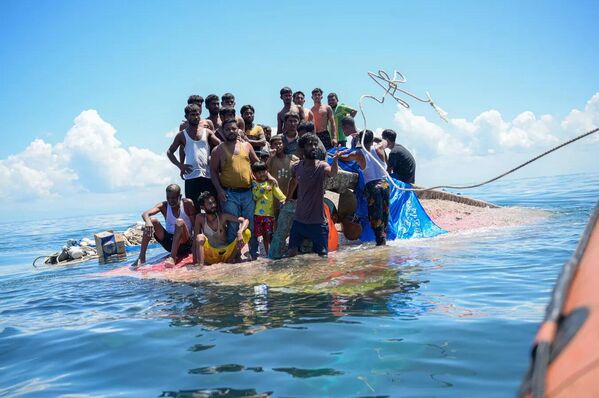 La obra El bote volcado de los rohinyás realiada por el fotógrafo chino Mengdan Zhu.Categoría: Noticias principales. - Sputnik Mundo