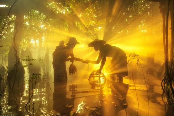 La obra Familia de pescadores realizada por el fotógrafo Nyein Nyein Htwe de Birmania. Ganador de la categoría Retrato: un héroe de nuestro tiempo. - Sputnik Mundo
