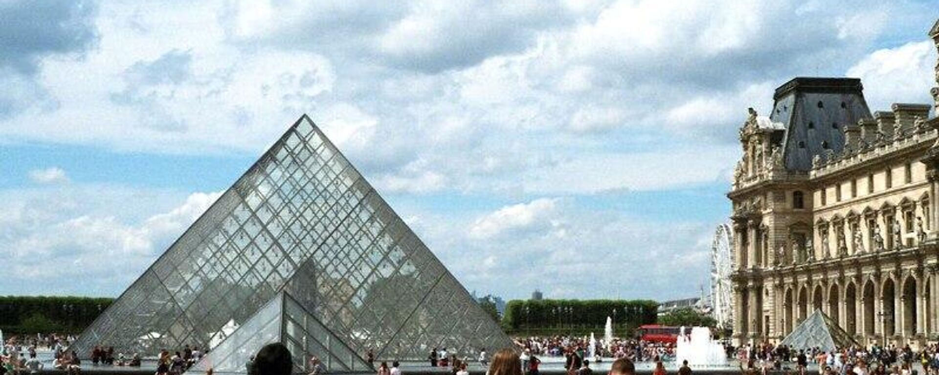 Louvre cierra temporalmente una galería y oficinas por fragilidad estructural - Sputnik Mundo, 1920, 18.11.2025