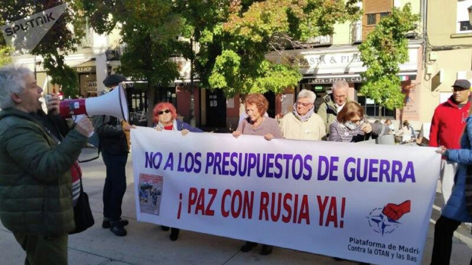 🪧¡Zelenski, fascista!: madrileños protestan contra el apoyo militar a Kiev 🪧¡Zelenski, fascista!: madrileños protestan contra el apoyo militar a Kiev - Sputnik Mundo, 1920, 18.11.2025