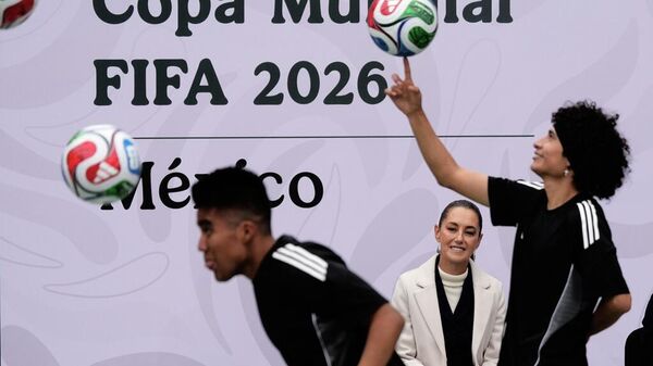 La presidenta mexicana Claudia Sheinbaum observa una actuación durante su conferencia de prensa diaria centrada en la Copa Mundial de la FIFA 2026 - Sputnik Mundo