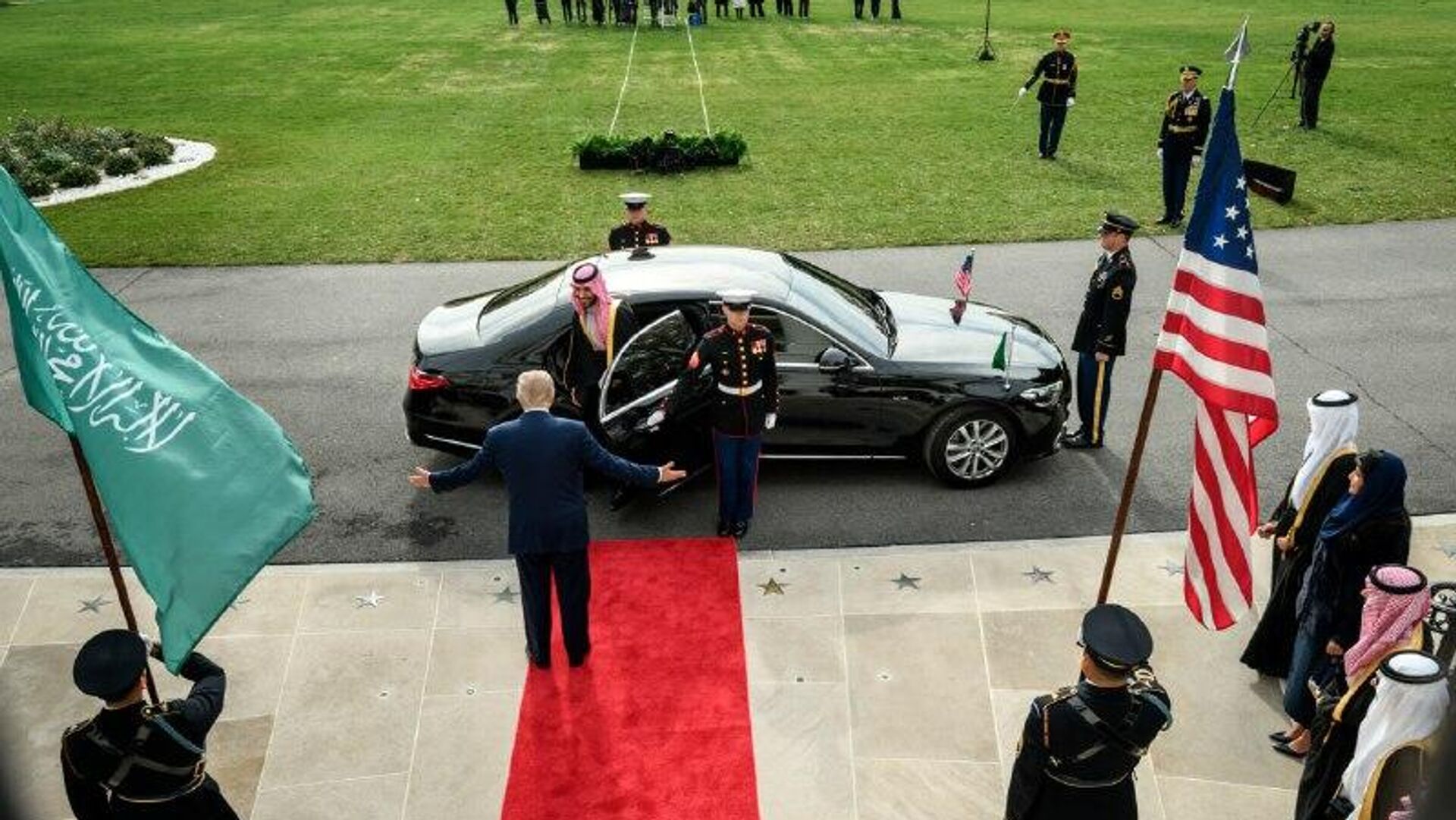 La inversión saudí en EEUU podría alcanzar el billón de dólares, estima Trump La inversión saudí en EEUU podría alcanzar el billón de dólares, estima Trump - Sputnik Mundo, 1920, 18.11.2025