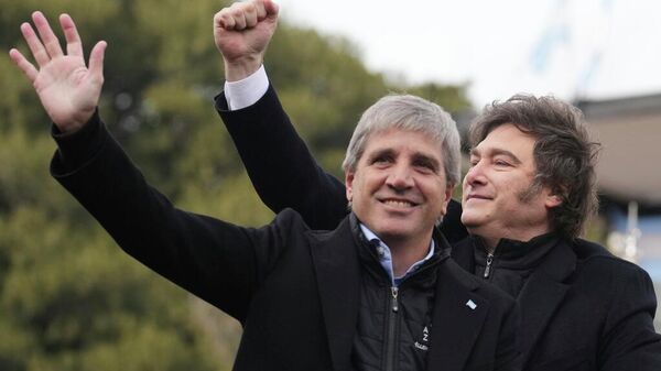 Luis Caputo y Javier Milei. - Sputnik Mundo