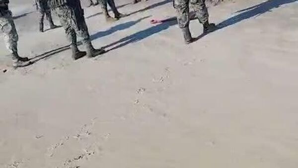 Autoridades mexicanas retiran letreros en playa nacional presuntamente instalados por EEUU - Sputnik Mundo