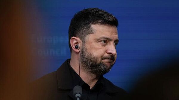 Volodímir Zelenski ofrece una conferencia de prensa y habla con los medios durante la Cumbre del Consejo Europeo, la reunión de líderes de la UE en la sede de la UE. - Sputnik Mundo