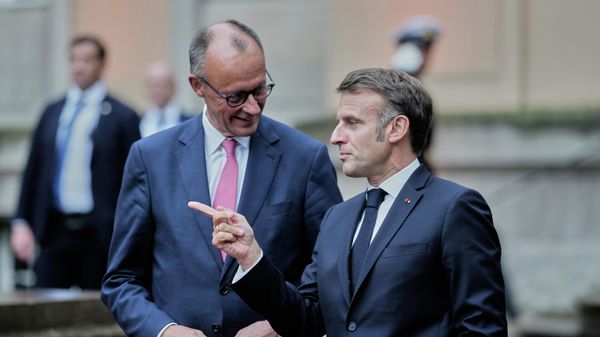 El canciller alemán, Friedrich Merz, da la bienvenida al presidente francés, Emmanuel Macron, en la residencia de invitados del Ministerio de Asuntos Exteriores, Villa Borsig, en Berlín, Alemania, 23 de julio de 2025 - Sputnik Mundo
