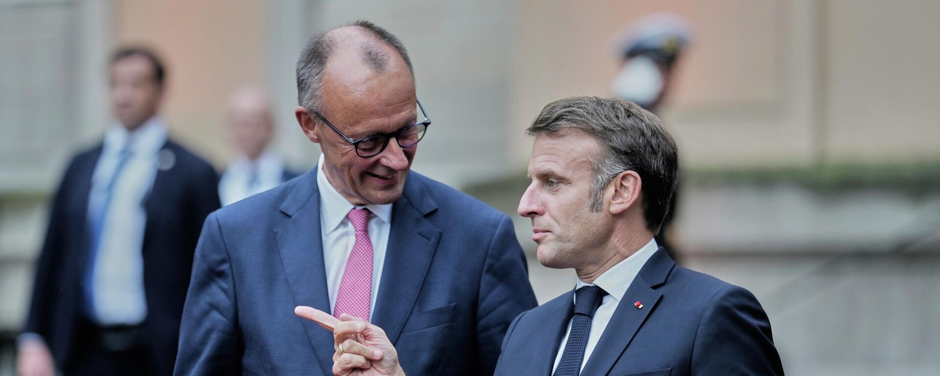 El canciller alemán, Friedrich Merz, da la bienvenida al presidente francés, Emmanuel Macron, en la residencia de invitados del Ministerio de Asuntos Exteriores, Villa Borsig, en Berlín, Alemania, 23 de julio de 2025  - Sputnik Mundo, 1920, 19.11.2025