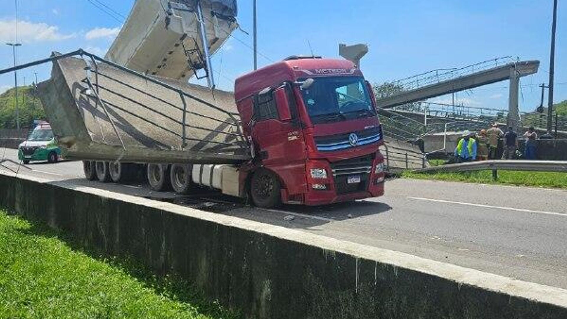 Un puente peatonal se derrumba sobre un automóvil tras ser golpeado por un camión en Brasil Un puente peatonal se derrumba sobre un automóvil tras ser golpeado por un camión en Brasil - Sputnik Mundo, 1920, 19.11.2025