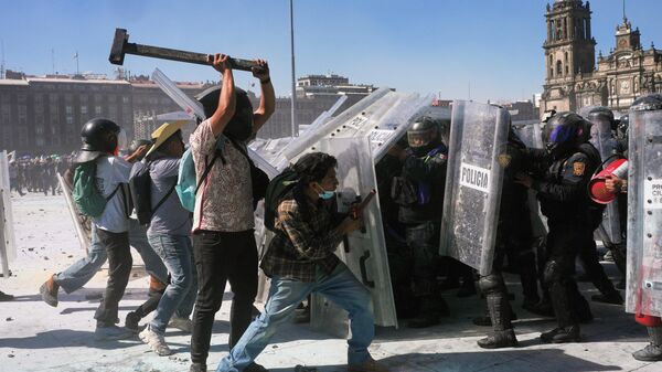 Ataque contra policías durante la marcha de la generación Z en México - Sputnik Mundo