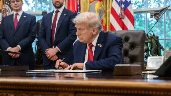 Trump firma ley para publicar los archivos Epstein Trump firma ley para publicar los archivos Epstein - Sputnik Mundo