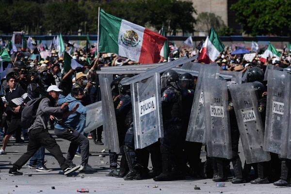 Miles de personas marcharon en la Ciudad de México mientras entonaban consignas contra el Gobierno que encabeza la presidenta Sheinbaum, así como del partido oficialista Morena, el 15 de noviembre de 2025.Un total de 100 policías resultaron lesionados en la manifestación de la Generación Z. Miles de personas marcharon en la Ciudad de México mientras entonaban consignas contra el Gobierno que encabeza la presidenta Sheinbaum, así como del partido oficialista Morena, el 15 de noviembre de 2025.Un total de 100 policías resultaron lesionados en la manifestación de la Generación Z. - Sputnik Mundo