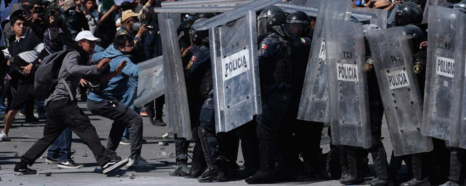 La protesta de la Generación Z en la Ciudad de México derivó en actos violentos. - Sputnik Mundo, 1920, 20.11.2025