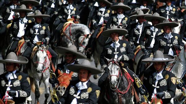 El desfile cívico-militar por el aniversario de la Revolución mexicana - Sputnik Mundo