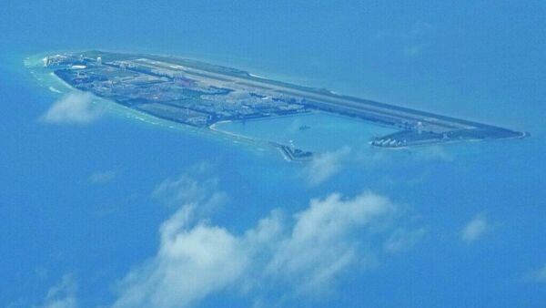 Estructuras y edificios chinos en el arrecife artificial Fiery Cross, en el archipiélago de las islas Spratly, en el Mar de China Meridional - Sputnik Mundo
