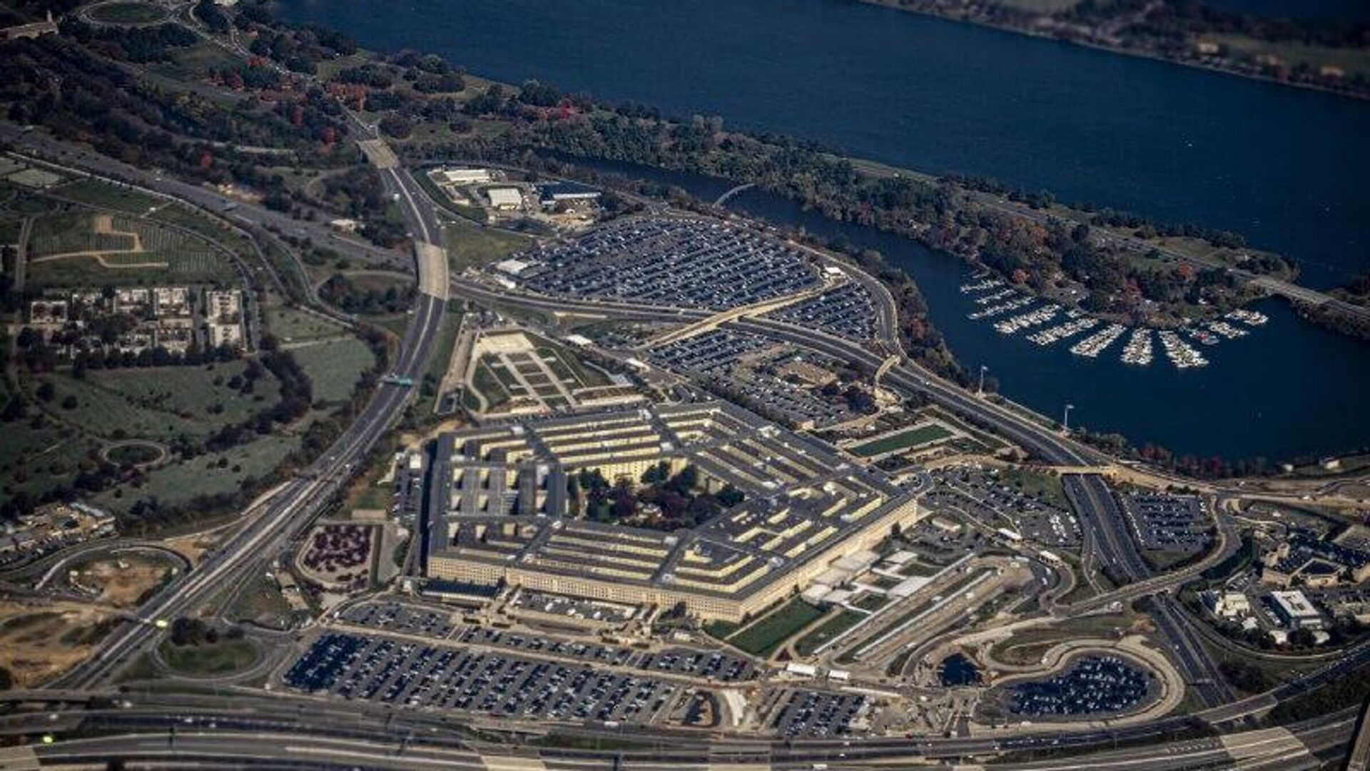 El Pentágono desvía 30 millones de dólares de la ayuda a Ucrania a la producción de minerales en EEUU El Pentágono desvía 30 millones de dólares de la ayuda a Ucrania a la producción de minerales en EEUU - Sputnik Mundo, 1920, 21.11.2025