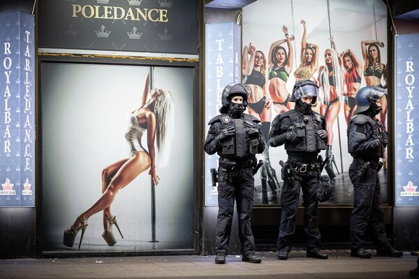 Agentes de la Policía alemana supervisan la seguridad frente a un bar, en la ciudad de Hannover. - Sputnik Mundo