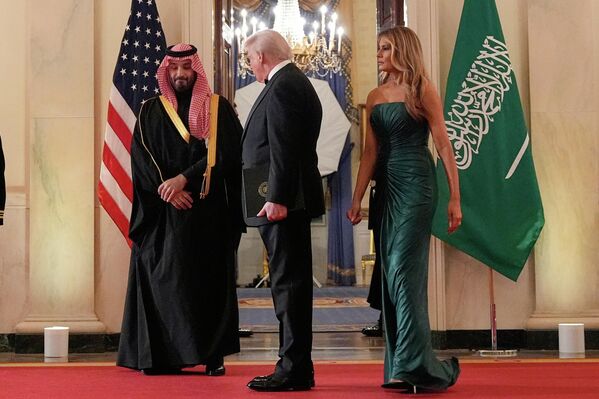 El príncipe heredero de Arabia Saudita, Mohamed bin Salman, el presidente de EEUU, Donald Trump, y la primera dama estadounidense, Melania Trump, antes de la cena en la Casa Blanca. - Sputnik Mundo