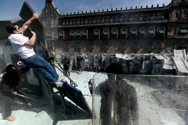 Participantes de la marcha de la generación Z tumban las vallas metálicas del Palacio Nacional durante una protesta contra el Gobierno en la Ciudad de México. - Sputnik Mundo