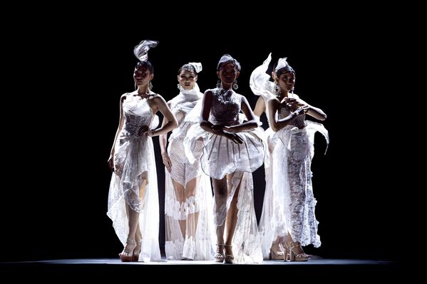 Modelos lucen las colecciones de Ri x Albenayubandal en una pasarela de moda en Indonesia. - Sputnik Mundo