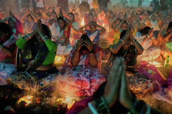 Devotos rezan durante el ritual hindú Rakher Upobash (festival de ayuno y oración) en un templo de Chakla, la India. - Sputnik Mundo