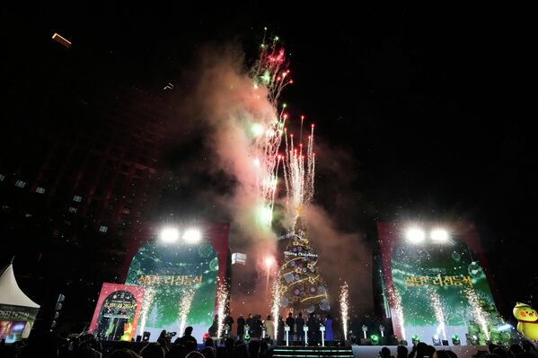 Fuegos artificiales lanzados en honor a la próxima temporada navideña en la capital surcoreana, Seúl. - Sputnik Mundo