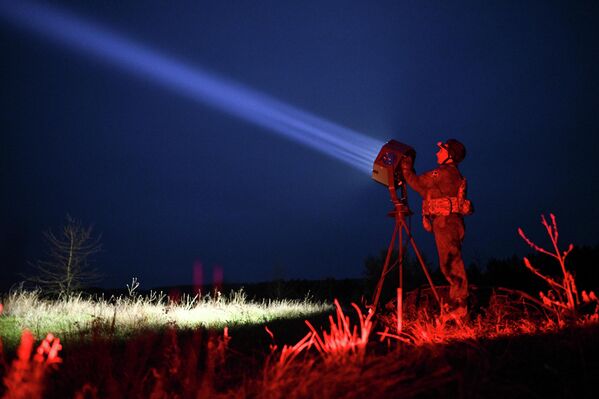 Un soldado ruso mantiene guardia en la zona de la operación militar especial en Ucrania. - Sputnik Mundo