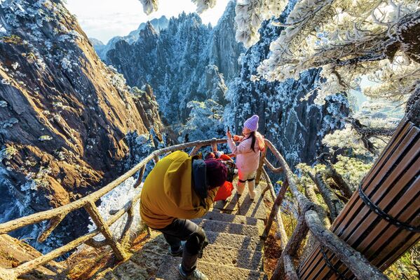 Alpinistas toman fotos de árboles cubiertos de hielo en las montañas de China. - Sputnik Mundo