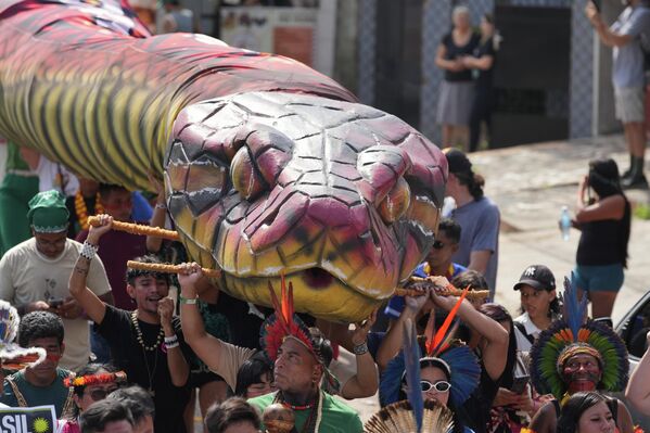 Activistas se manifiestan durante la cumbre climática COP30 de la ONU en Brasil. - Sputnik Mundo