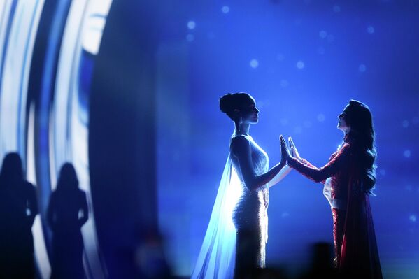 Miss México, Fátima Bosch (a la derecha), y Miss Tailandia, Praveenar Singh (a la izquierda), a la espera del anuncio de la ganadora del certamen Miss Universo 2025. - Sputnik Mundo